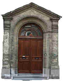 Porte de nos locaux, rue du Séminaire à Bergues...
